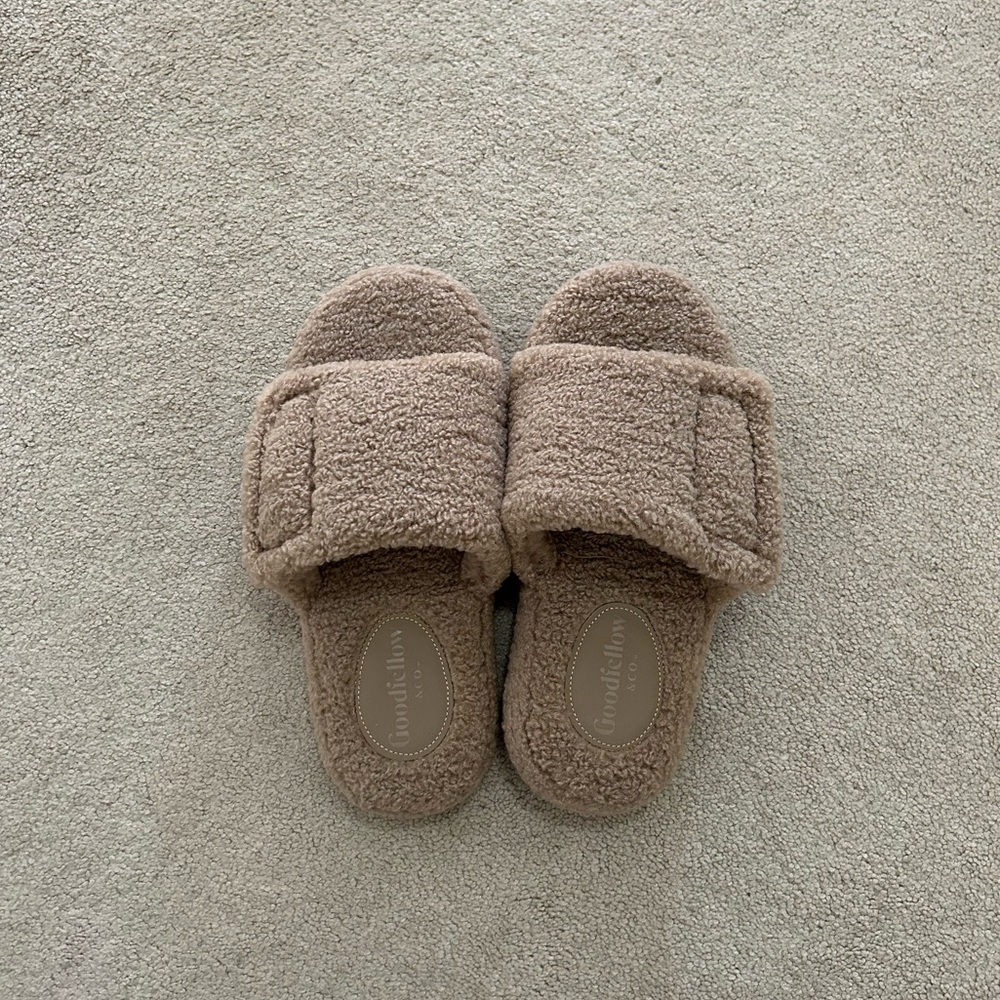 Never worn Goodfellow & Co brown fuzzy slippers. Size 7/8